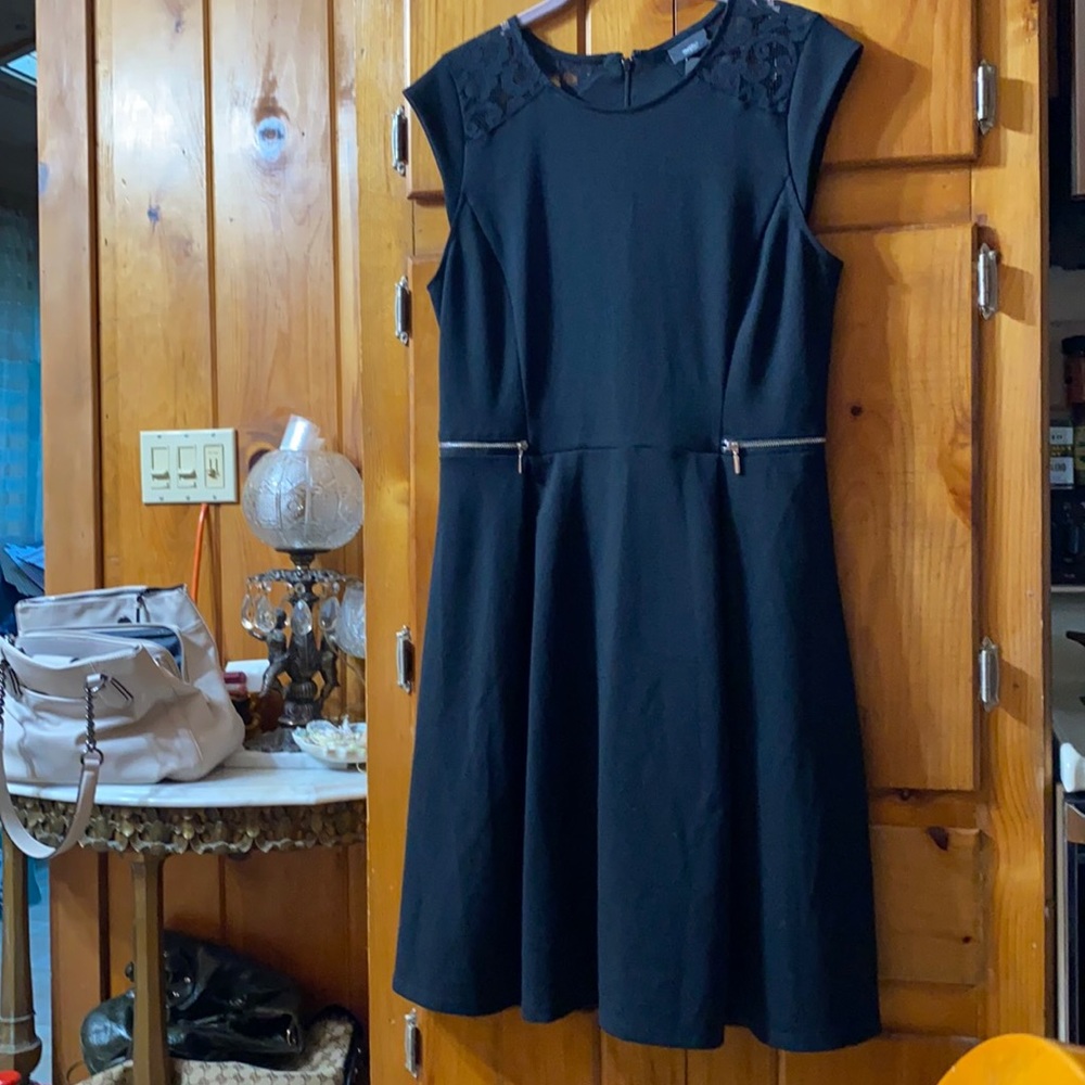 Very nice design dress 2faux pockets with zipper